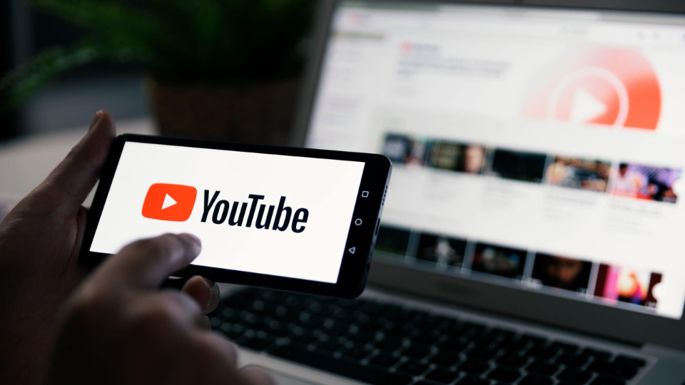Gunakan Browser Ringan atau Aplikasi Resmi